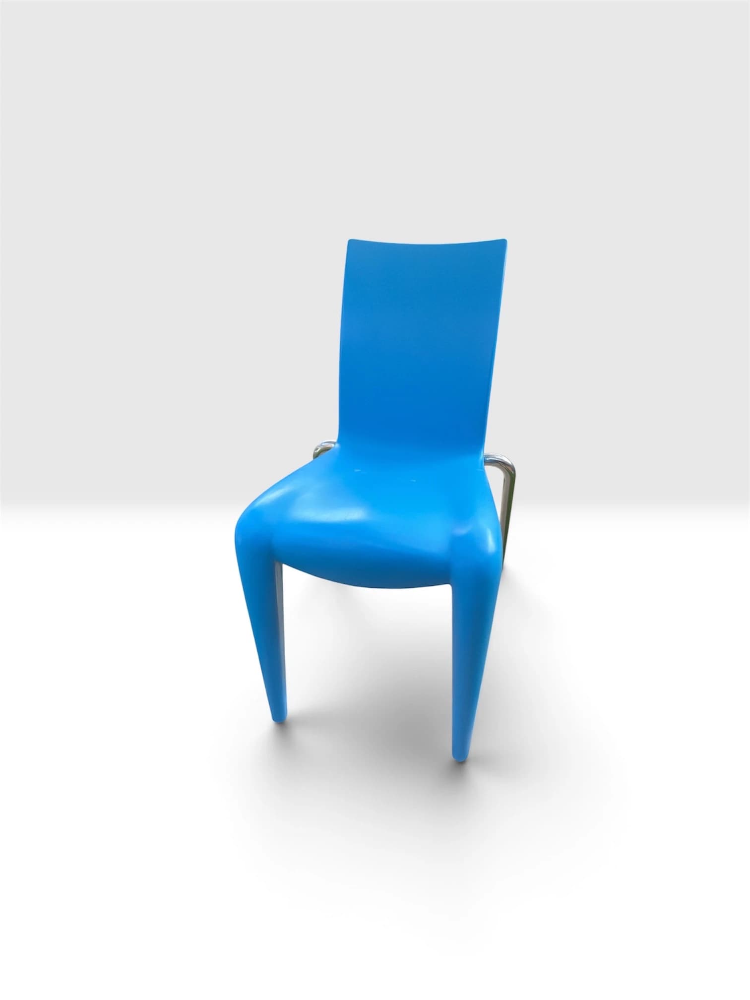 Philippe Starck Louis 20 chair for Vitra in blue, three-quarter view